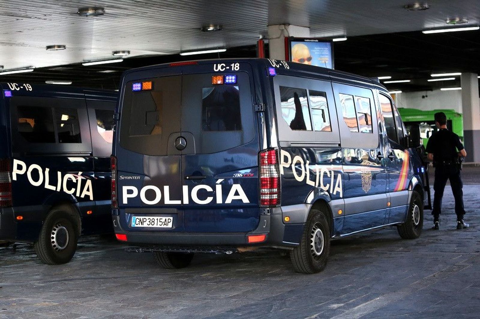Recursos de Policía Nacional, agente, agentes, policía, policías, furgoneta policial
