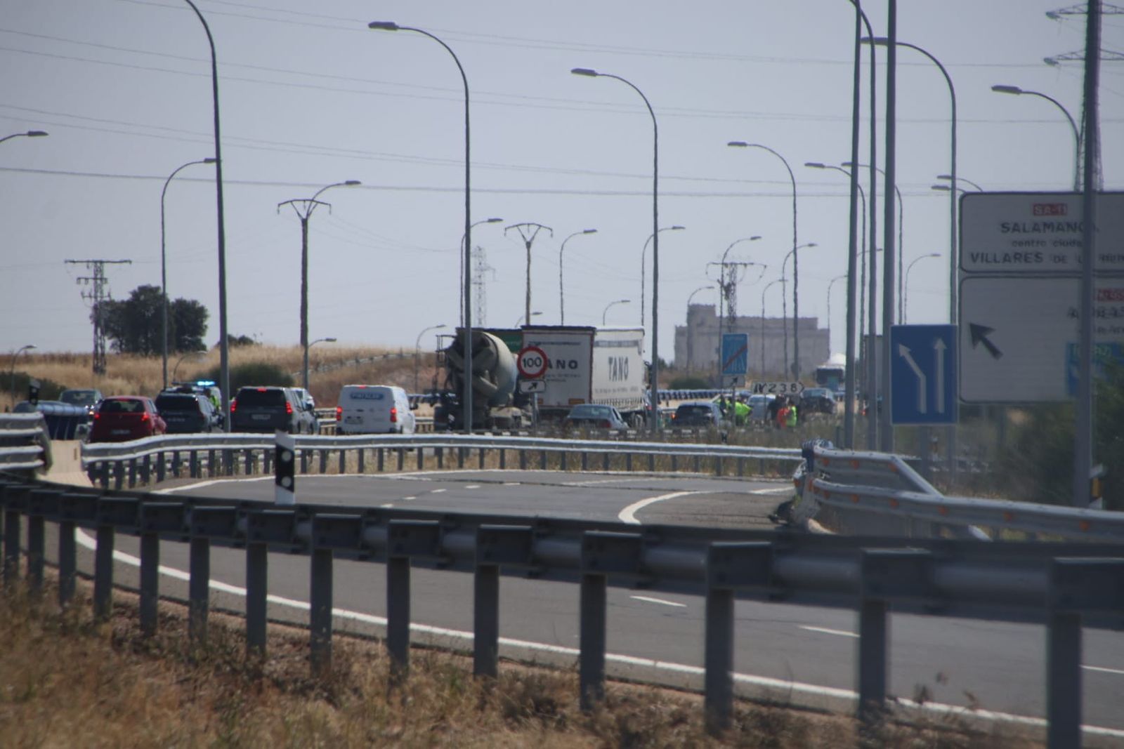 Accidente de tráfico entre un camión y un vehículo en la A-62 a la altura de Villares de la Reina