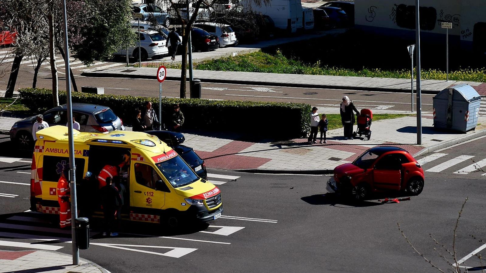 Un microcar colisiona contra un vehículo en la calle Marineros