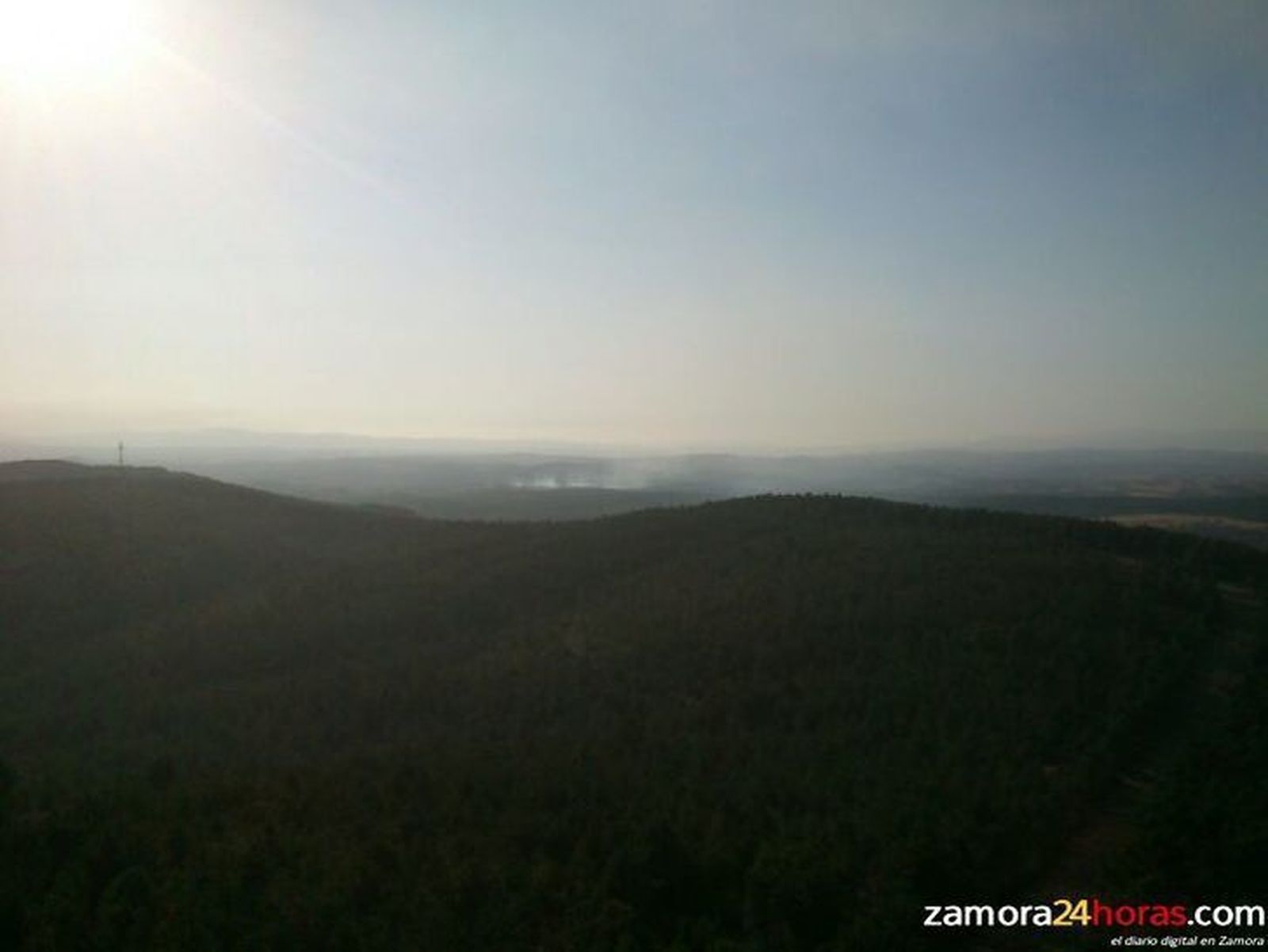 El incendio provocado que forzó la evacuación de San Ciprián de Hermisende continúa activo