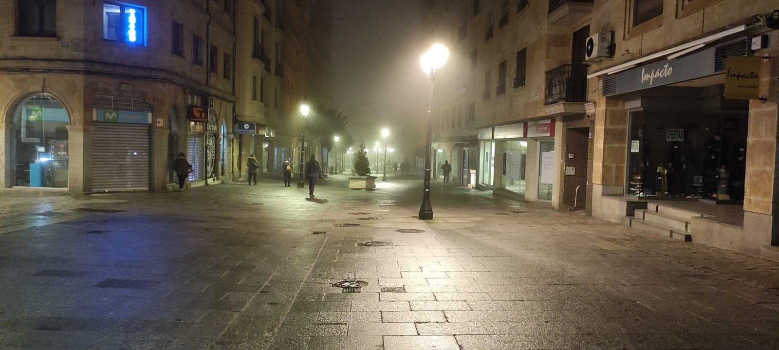 Niebla salamanca calle Zamora. Foto de archivo