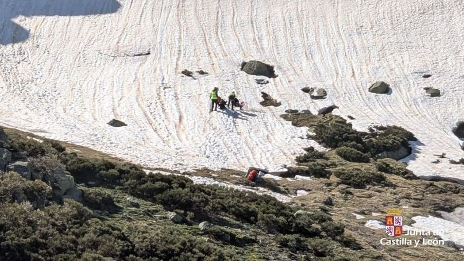 Rescatan en helicóptero a un montañero herido en El Calvitero