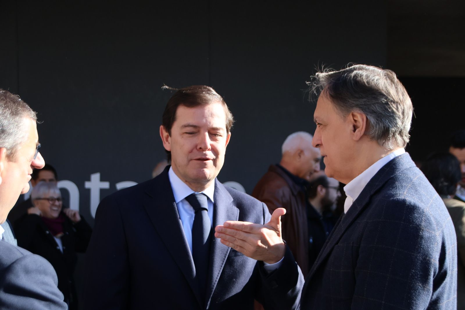 El presidente de la Junta de Castilla y León, Alfonso Fernández Mañueco, participa en el minuto de silencio por el caso de violencia machista en Miranda de Ebro