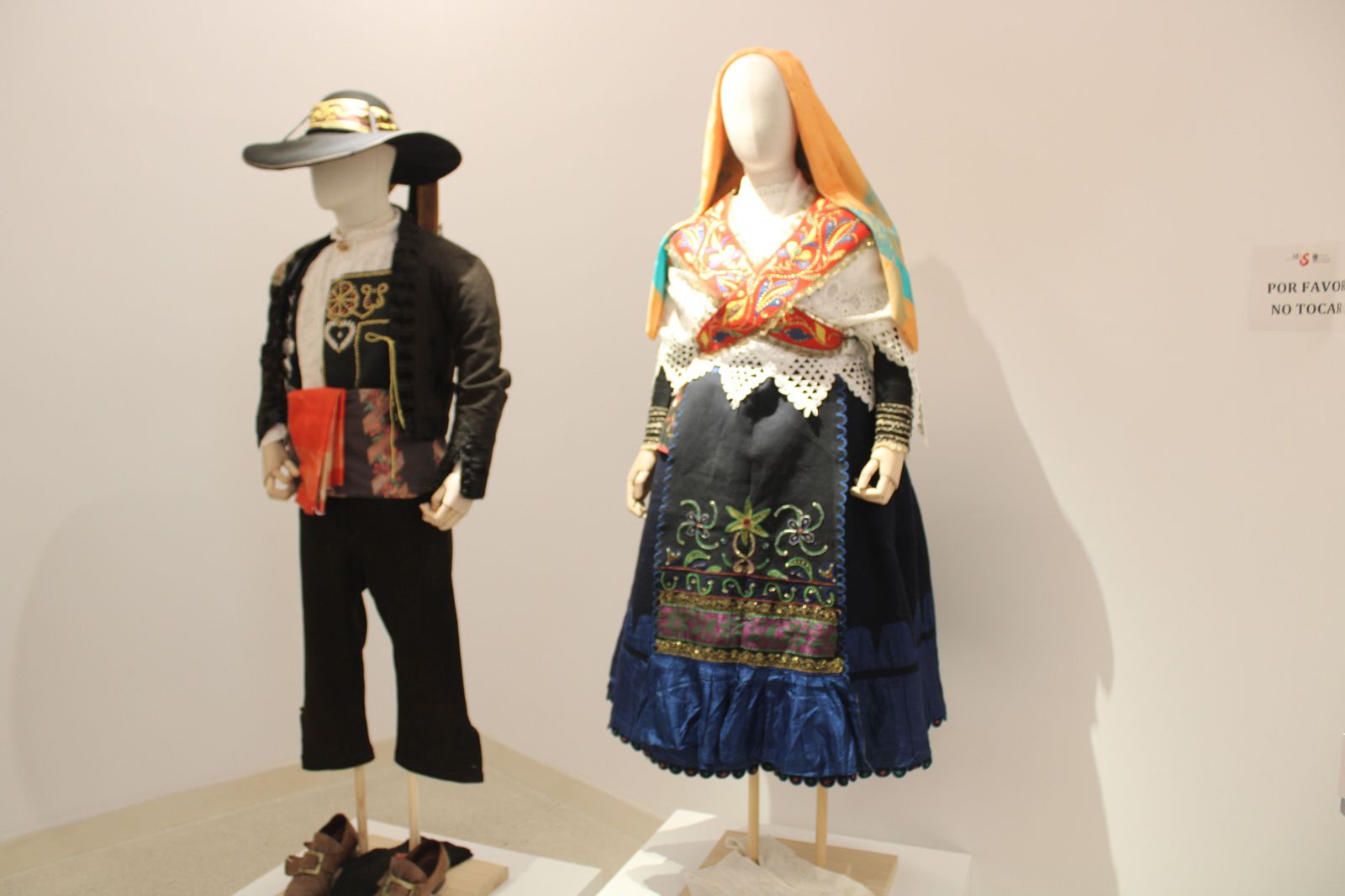 exposicion-aires-de-marzo-charro-y-manteo-de-robleda