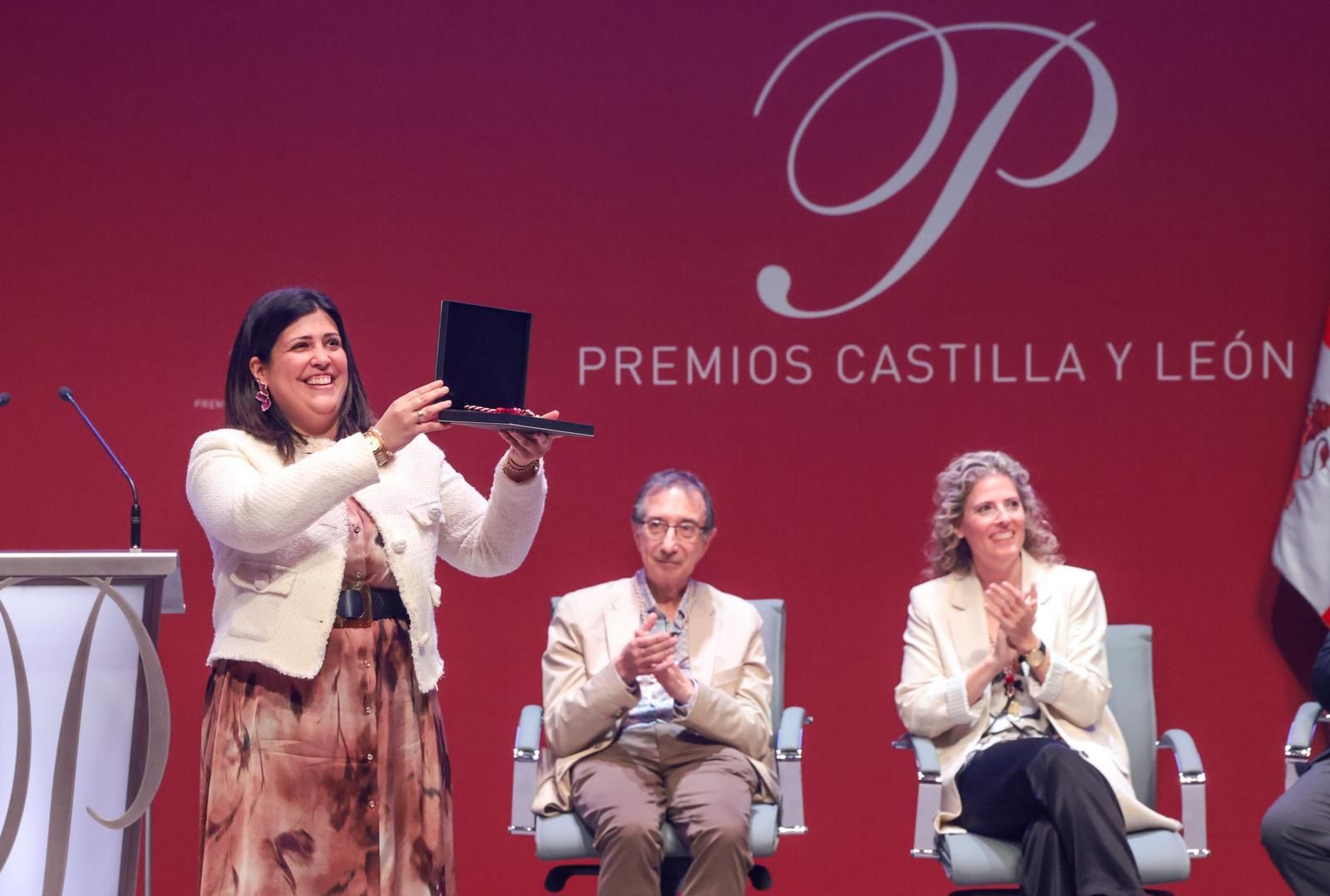 La alcaldesa de Benavente, Beatriz Asensio, recogiendo el galardón