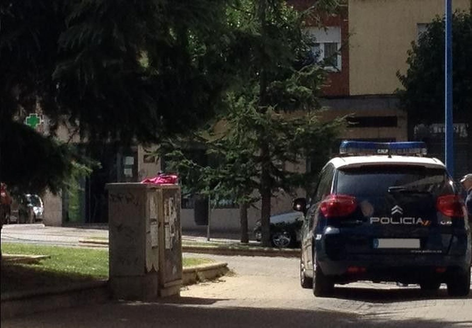 Amenaza con un cuchillo al cliente de un locutorio tras quemarle el ojo con un cigarrillo Amenaza con un cuchillo al cliente de un locutorio tras quemarle el ojo con un cigarrillo