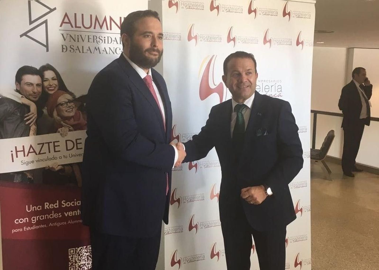 Alumni USAL firma un convenio con la Asociación de Empresarios de Hostelería