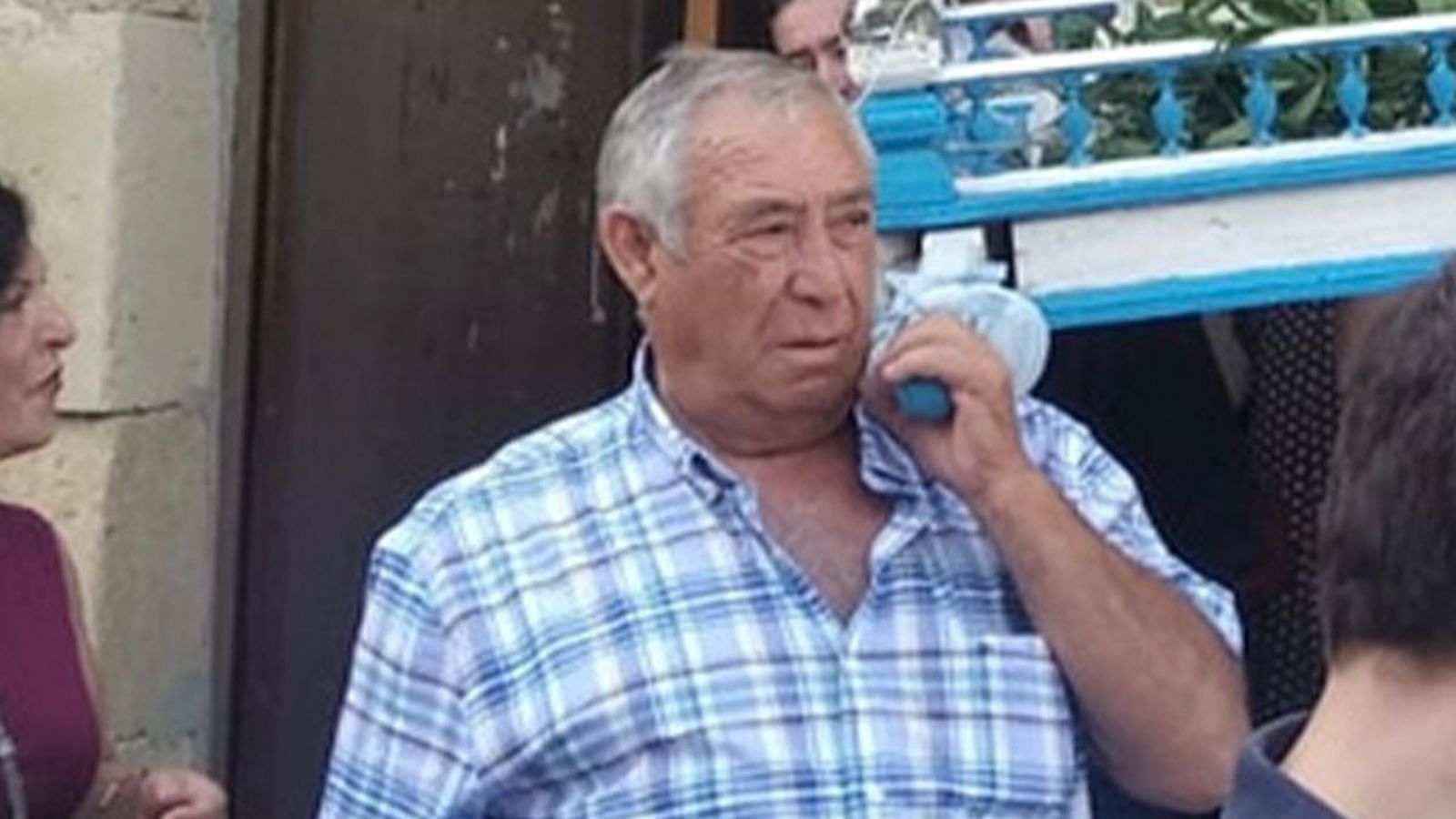 Ángel Moro, alcalde de Ventosa, participando en una fotografía en las pasadas fiestas de su municipio