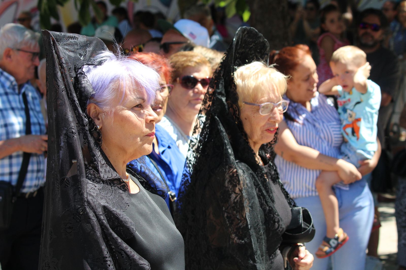 Misa solemne en honor a Santa Marta y a continuación procesión y vino español en el paseo fluvial.