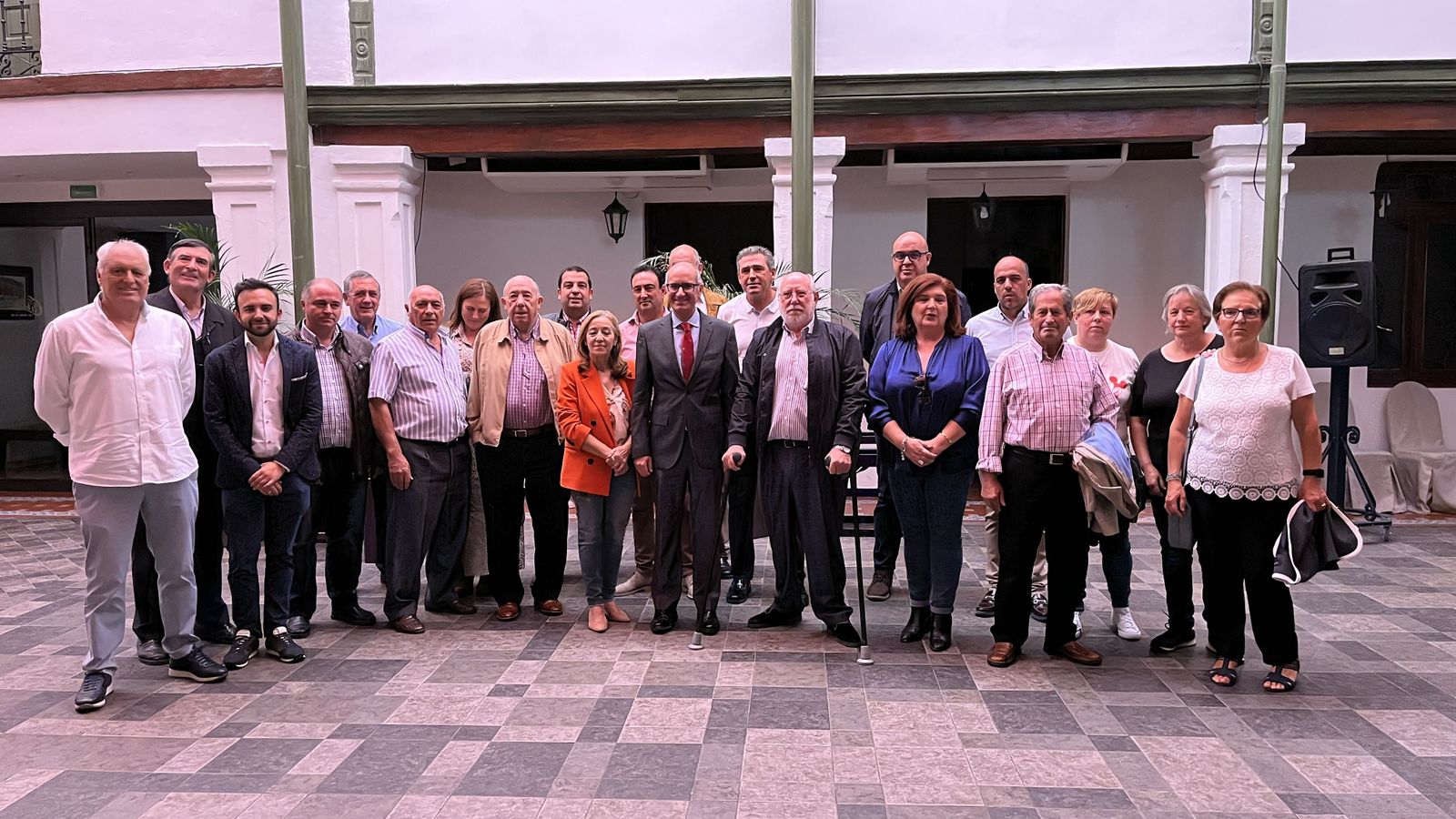 Alcaldes y concejales del PP de la comarca de Peñaranda junto a Javier Iglesias