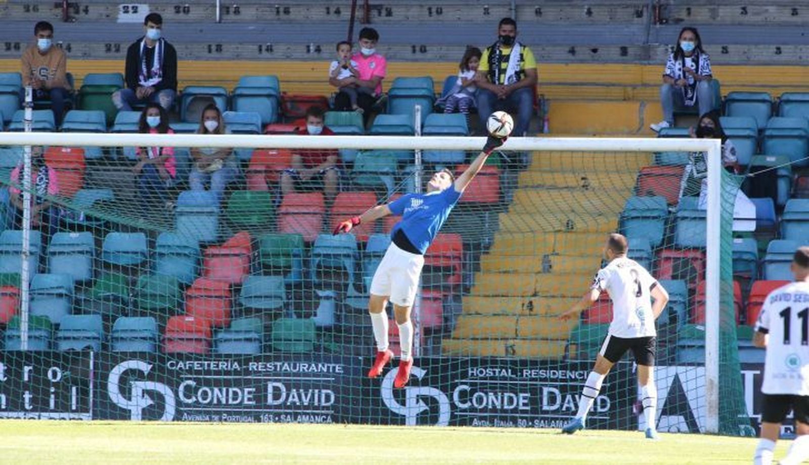 Javi Benítez atrapa un balón en el Helmántico / FOTO SALAMANCA24HORAS.COM