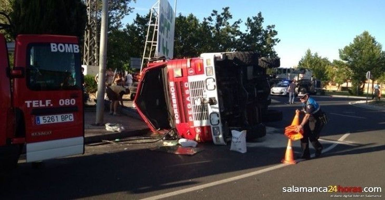 Cuatro bomberos heridos leves al volcar un camión en Tejares