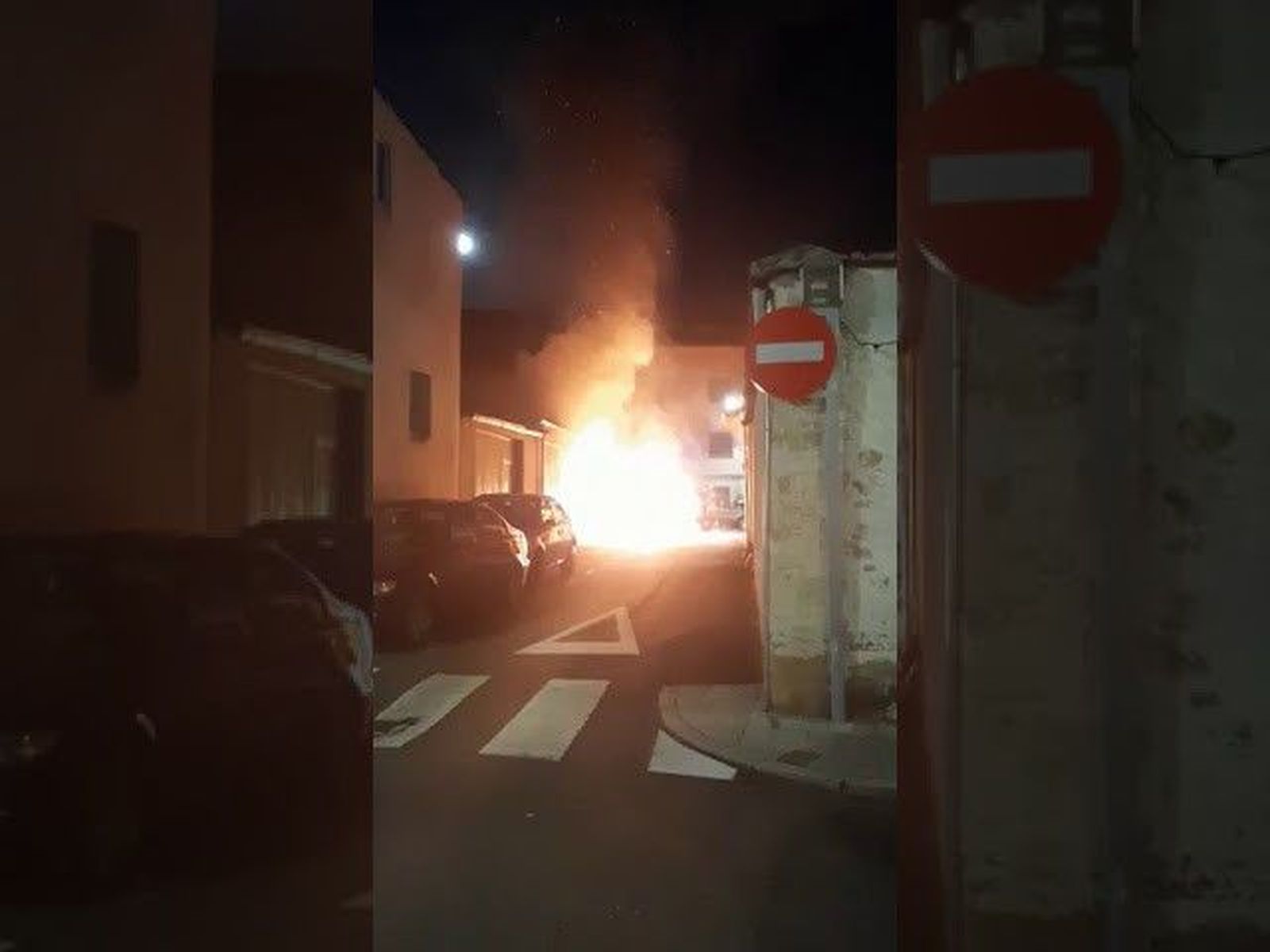 Coche ardiendo en Castellanos de Moriscos