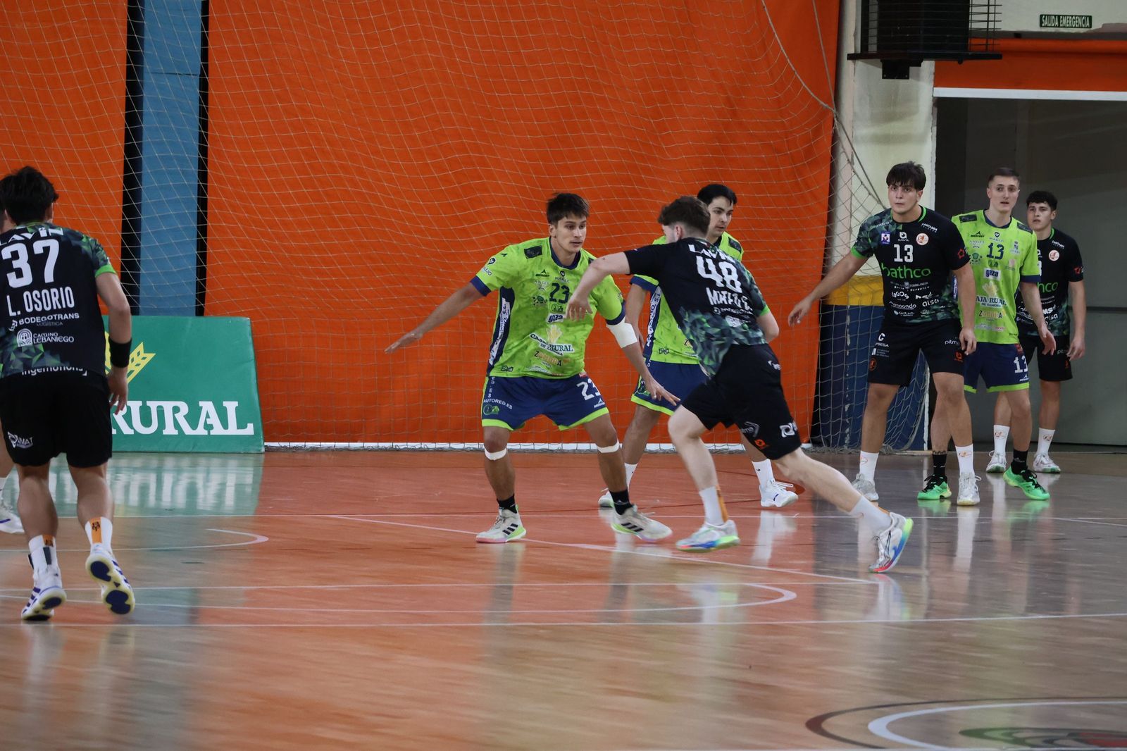 GALERÍA | Duelo de alturas entre el BM Zamora y el Torrelavega