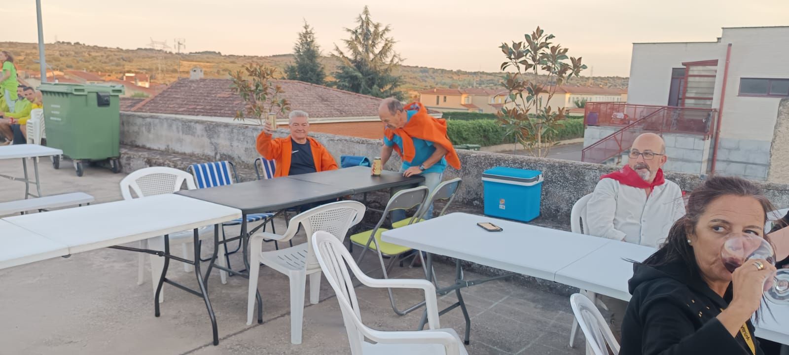 Los vecinos de Pereña de la Ribera se van de cena popular