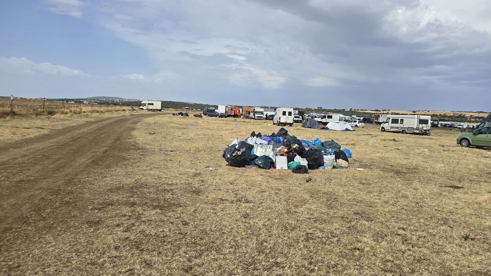 Últimas personas en abandonar la rave junto al embalse de Santa Teresa