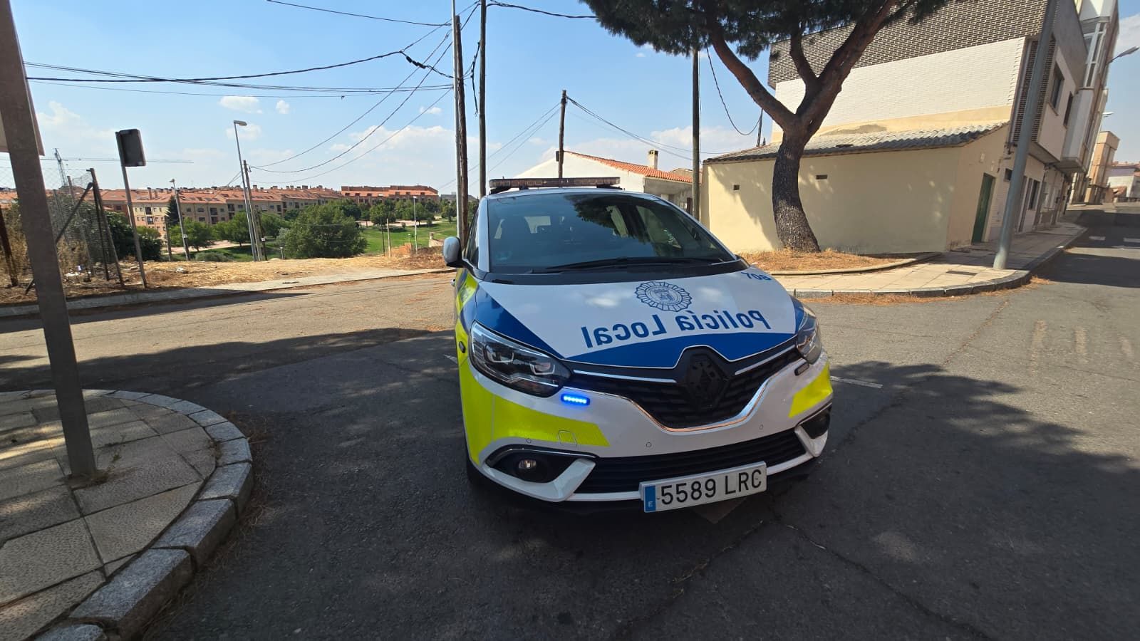 Policía Local en el incendio de pasto en un solar de la calle Teso Buenavista