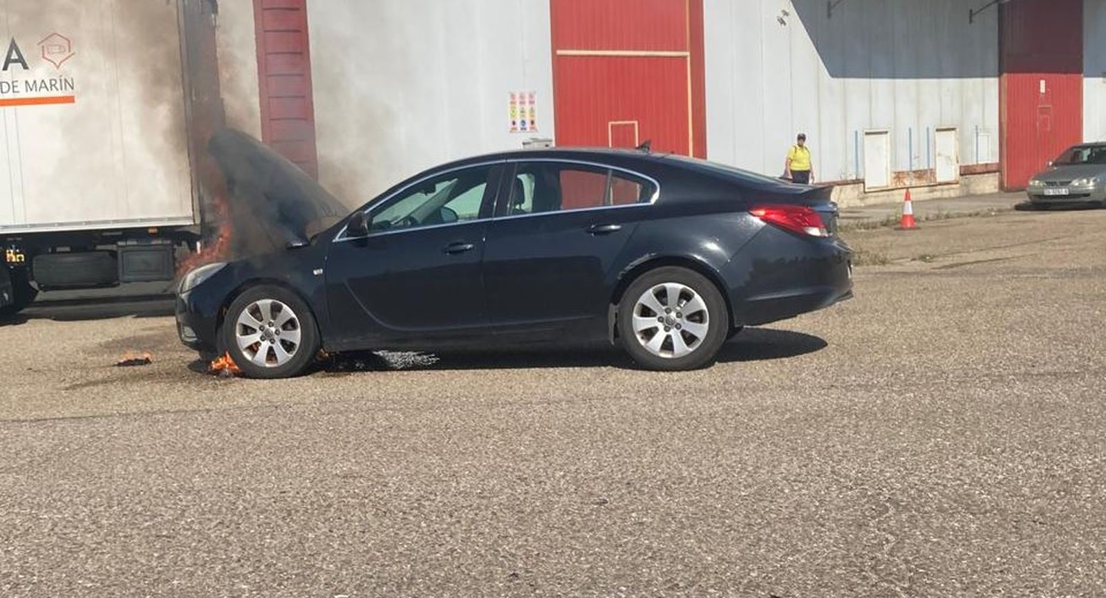 Imagen del coche incendiado