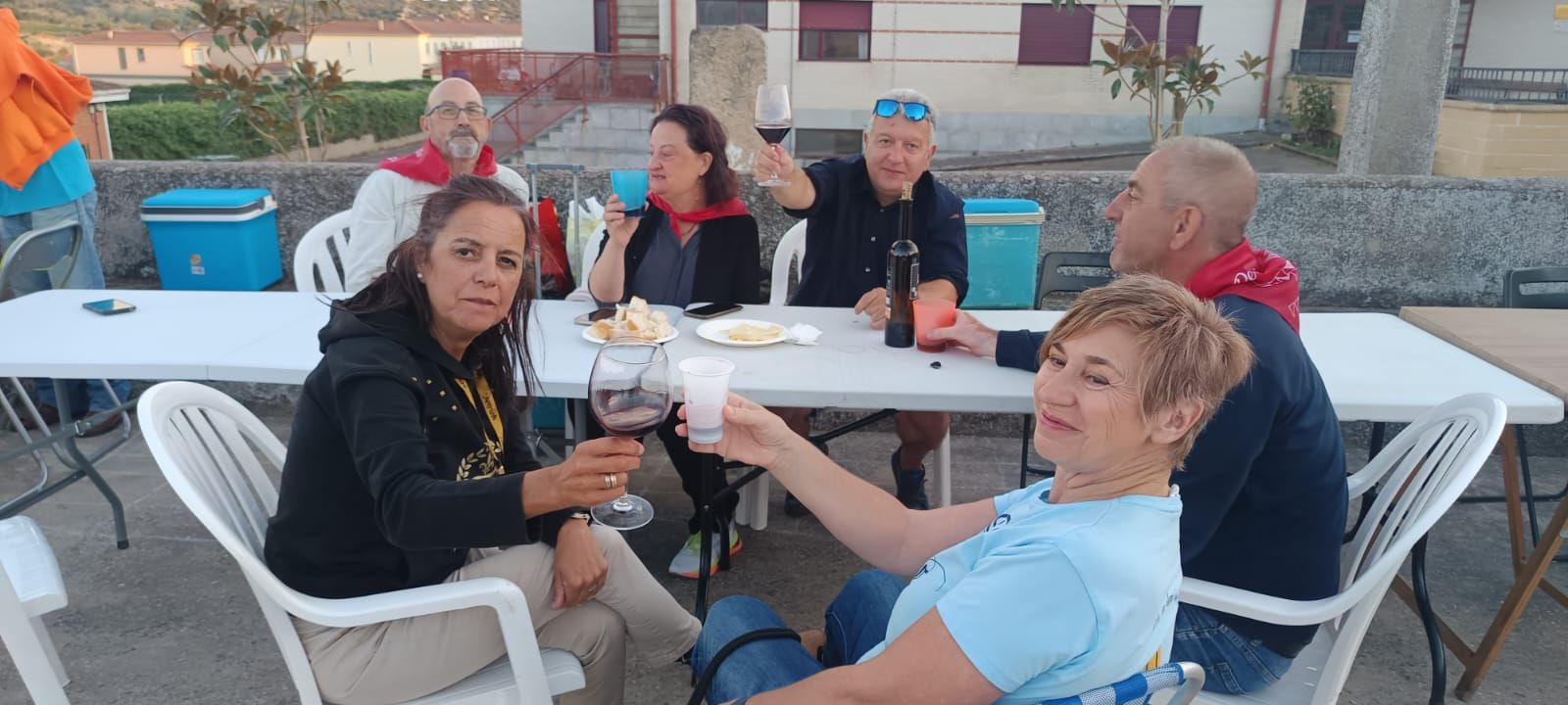 Los vecinos de Pereña de la Ribera se van de cena popular