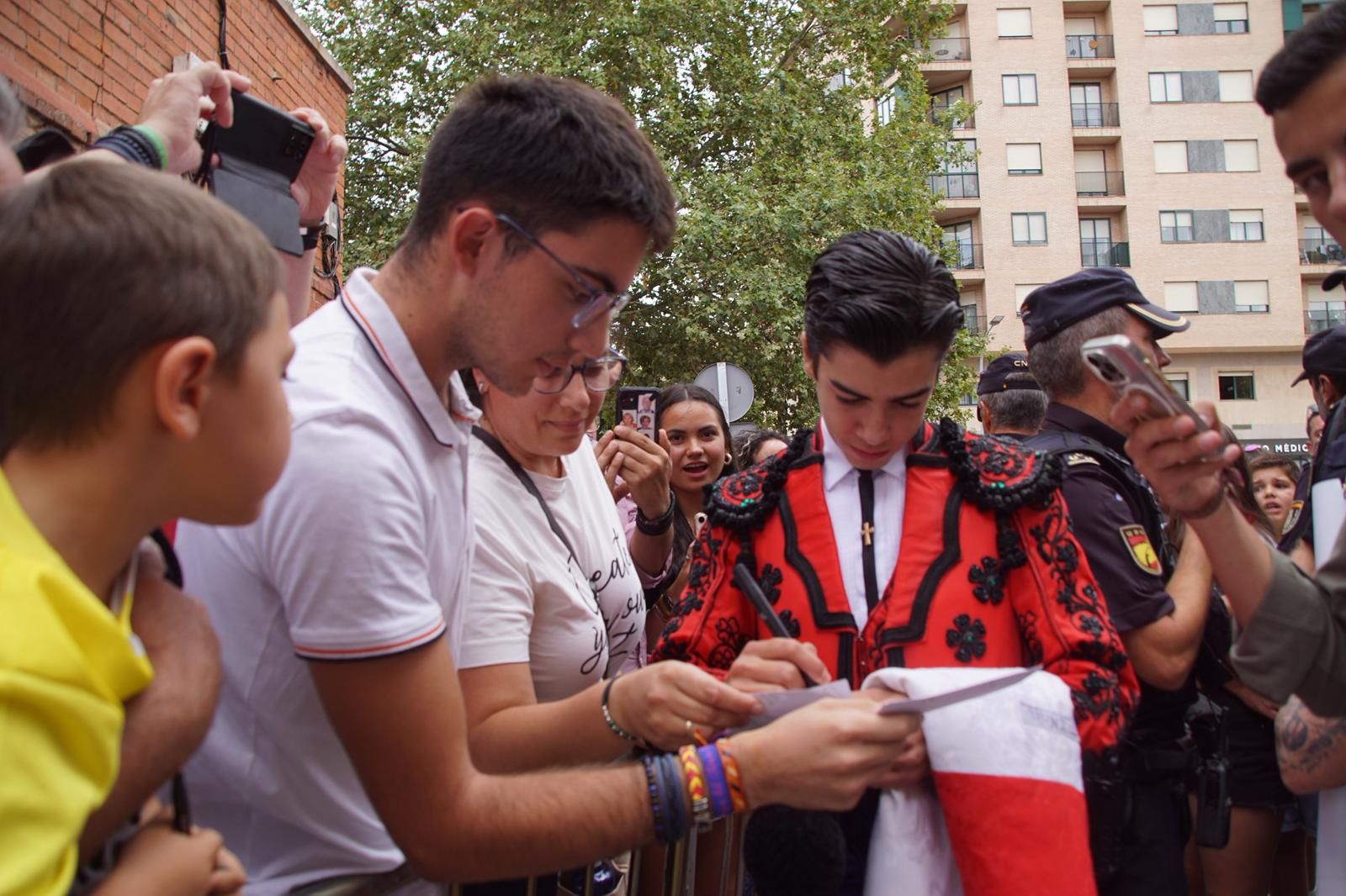 Gran ambiente en La Glorieta para la tarde de toros de Morante de la Puebla, Ismael Martín y Marco Pérez