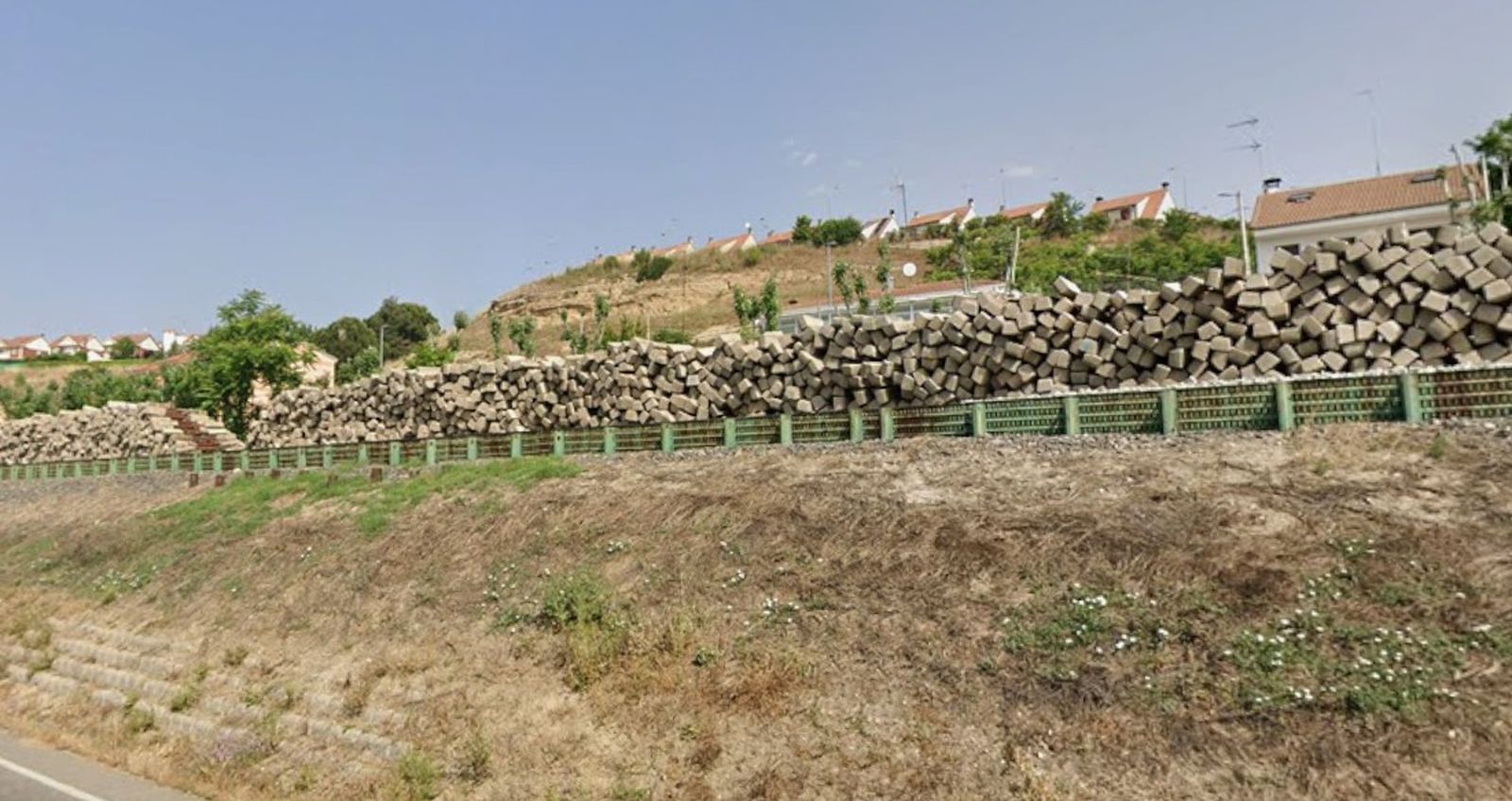 Exigen la retirada de las traviesas junto a las vías del tren