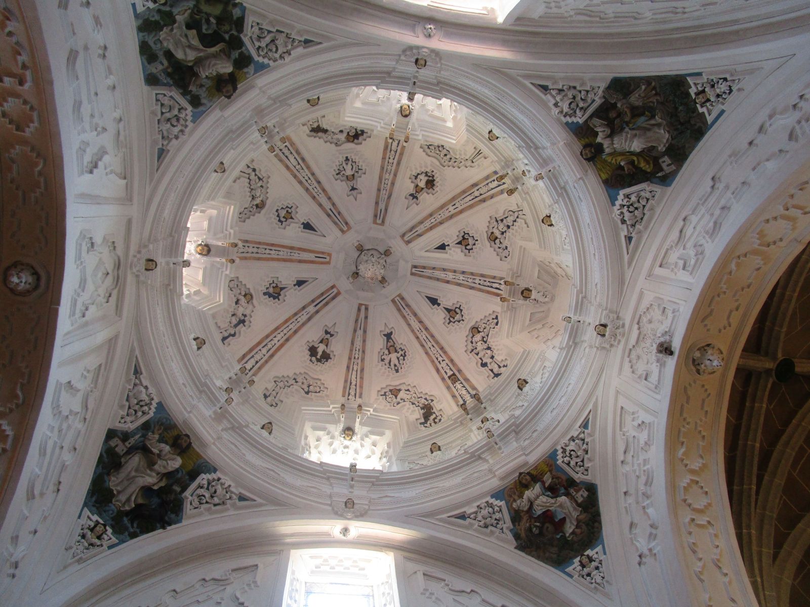 Cúpula del santuario  de la Carballeda restaurada recientemente
