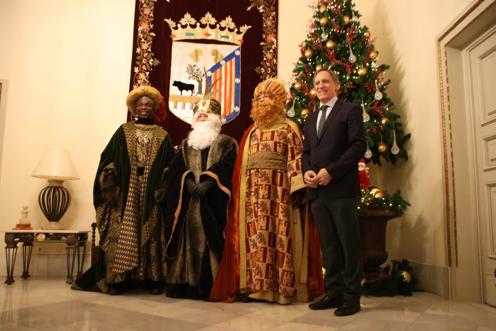 El alcalde de Salamanca, Carlos García Carbayo, recibe a sus Majestades los Reyes Magos y Concierto de Chloe DelaRosa en la Plaza Mayor