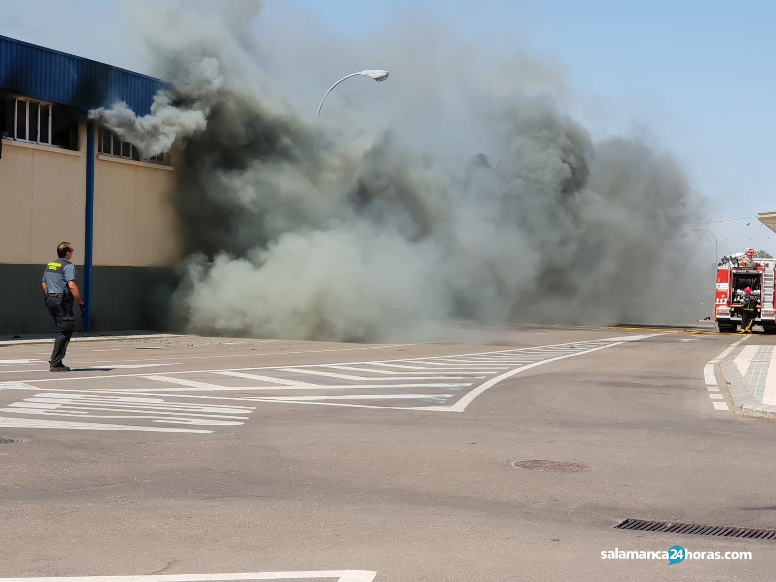 Incendio en una nave multiusos en Los Villares (4)
