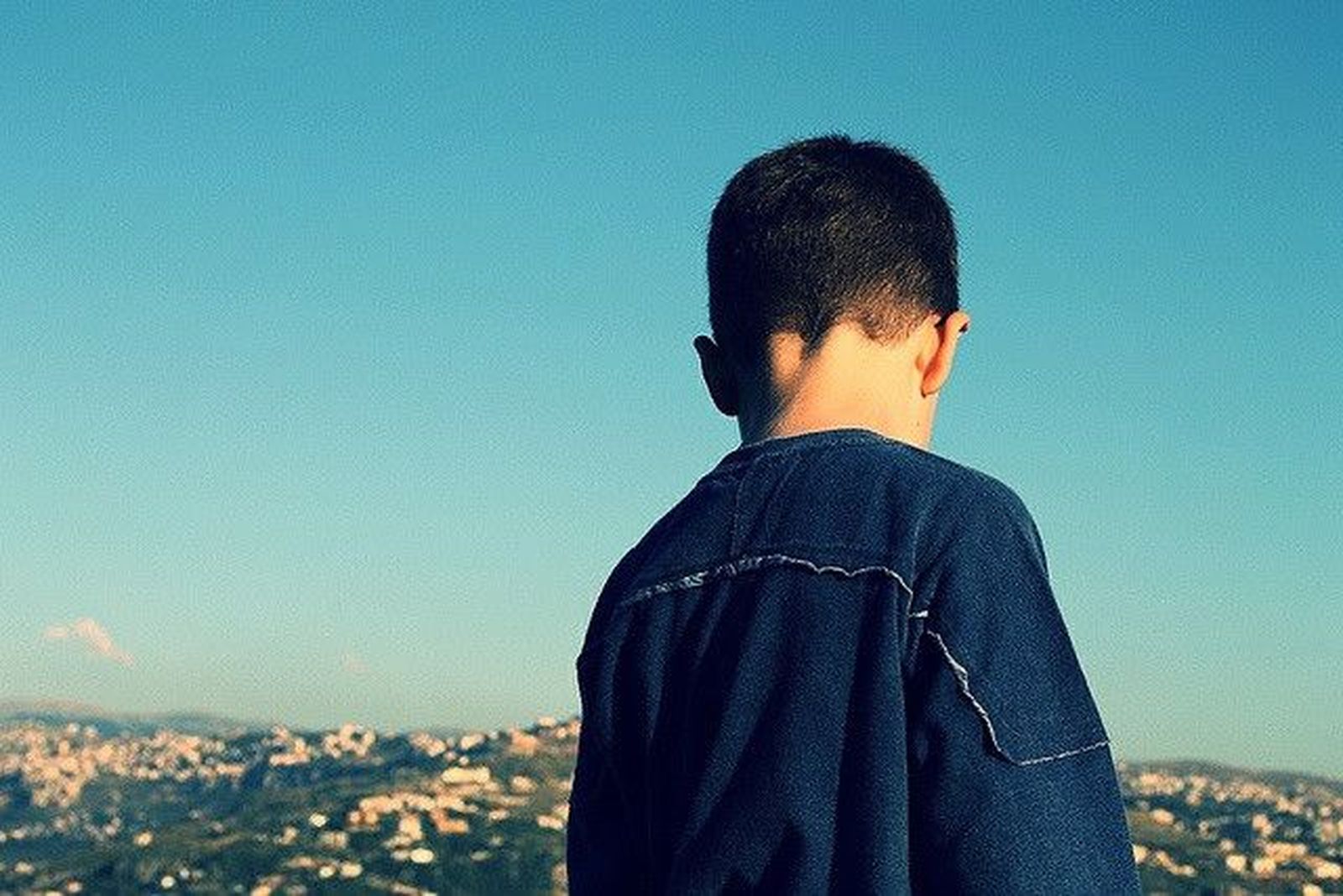 Niño de espaldas, autista