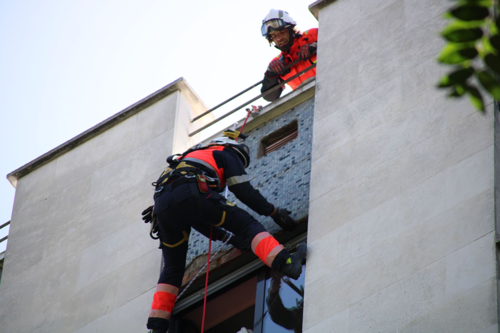 intervencion-de-los-bomberos-en-un-edificio-del-paseo-de-carmelitas-20