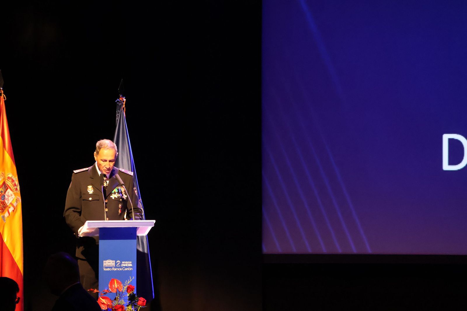 Ceremonia de imposición de condecoraciones a miembros de la Policía Nacional en honor a los Santos Ángeles Custodios