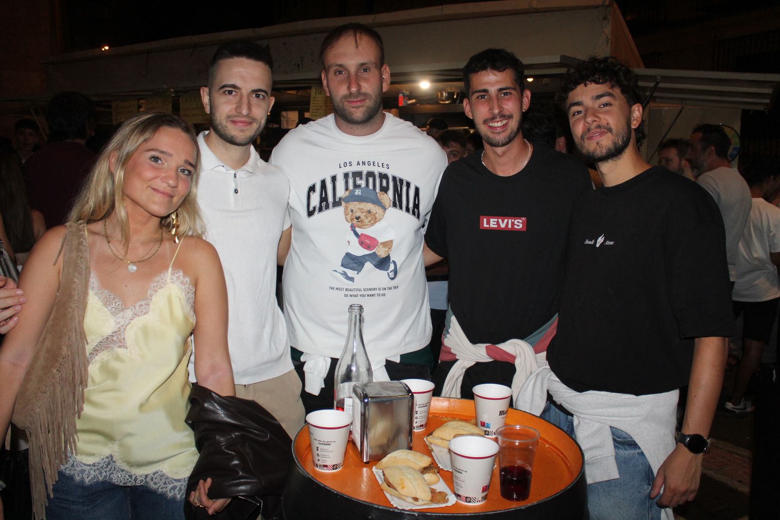 Los salmantinos vuelven a salir de casetas para celebrar las fiestas: ¡búscate entre las imágenes de este miércoles por la noche!