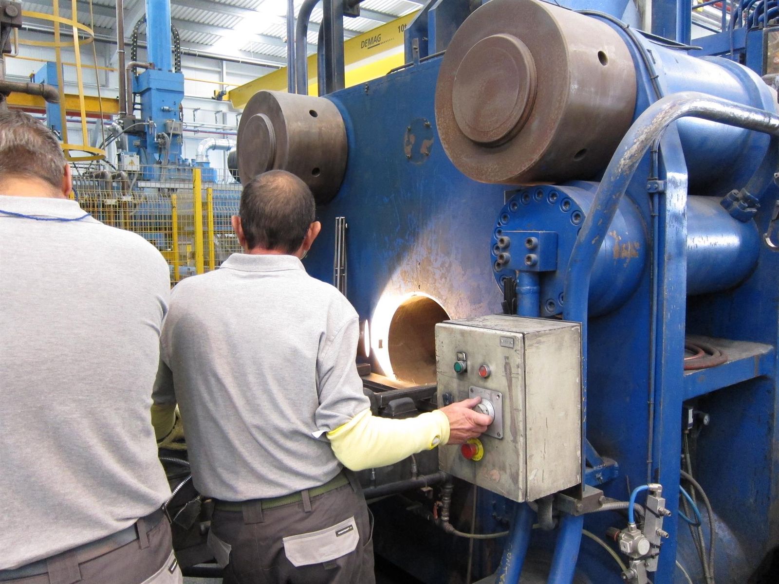Operarios en una fábrica industrial. EP. Operarios en una fábrica industrial. EP.