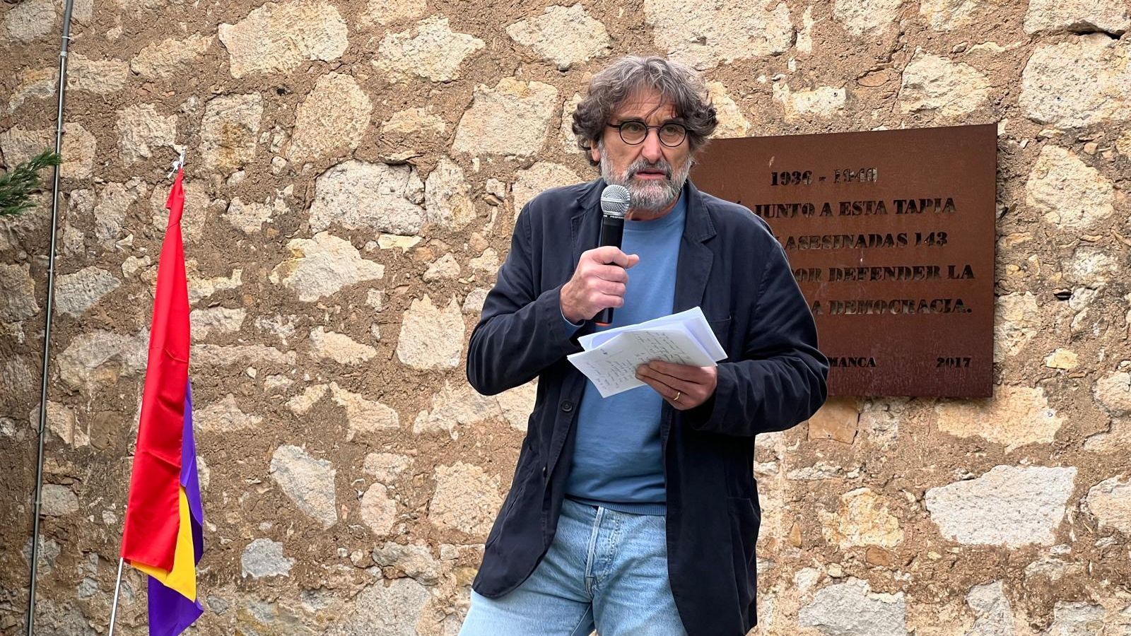 Julio Fernández, presidente de la Asociación Memoria y Justicia de Salamanca durante el homenaje en la tapia del cementerio a los 15 fusilados de 1936 en Salamanca