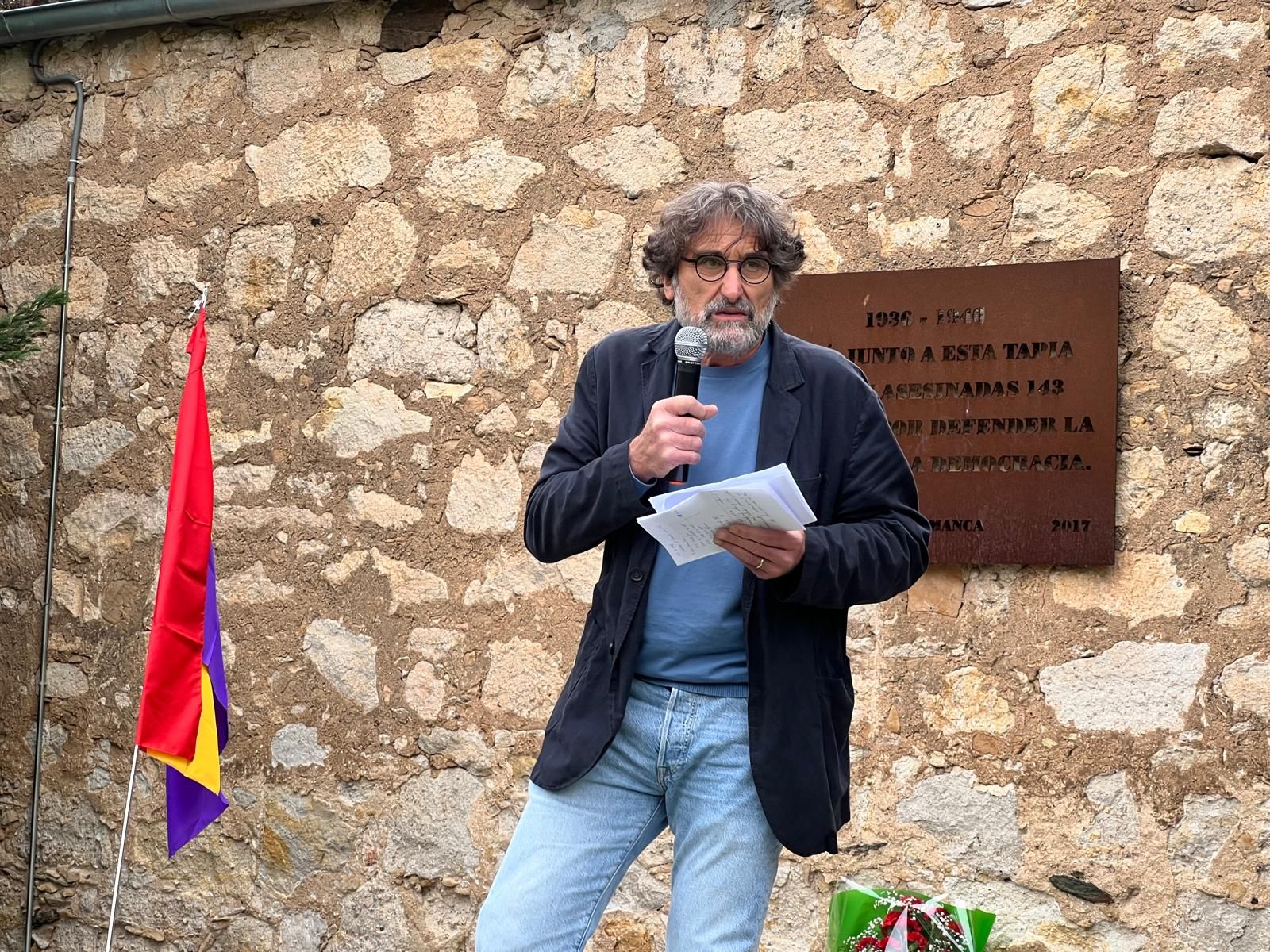 Homenaje en la tapia del cementerio a los 15 fusilados de 1936 en Salamanca