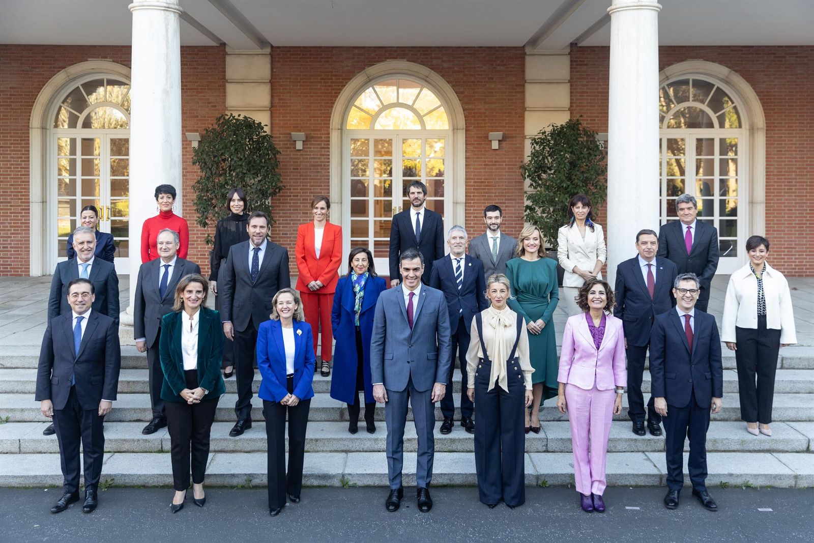 Foto de familia del presidente del Gobierno de la XV legislatura, Pedro Sánchez, junto a las vicepresidentas y ministros del Ejecutivo. Eduardo Parra. EP. Foto de familia del presidente del Gobierno de la XV legislatura, Pedro Sánchez, junto a las vicepresidentas y ministros del Ejecutivo. Eduardo Parra. EP.