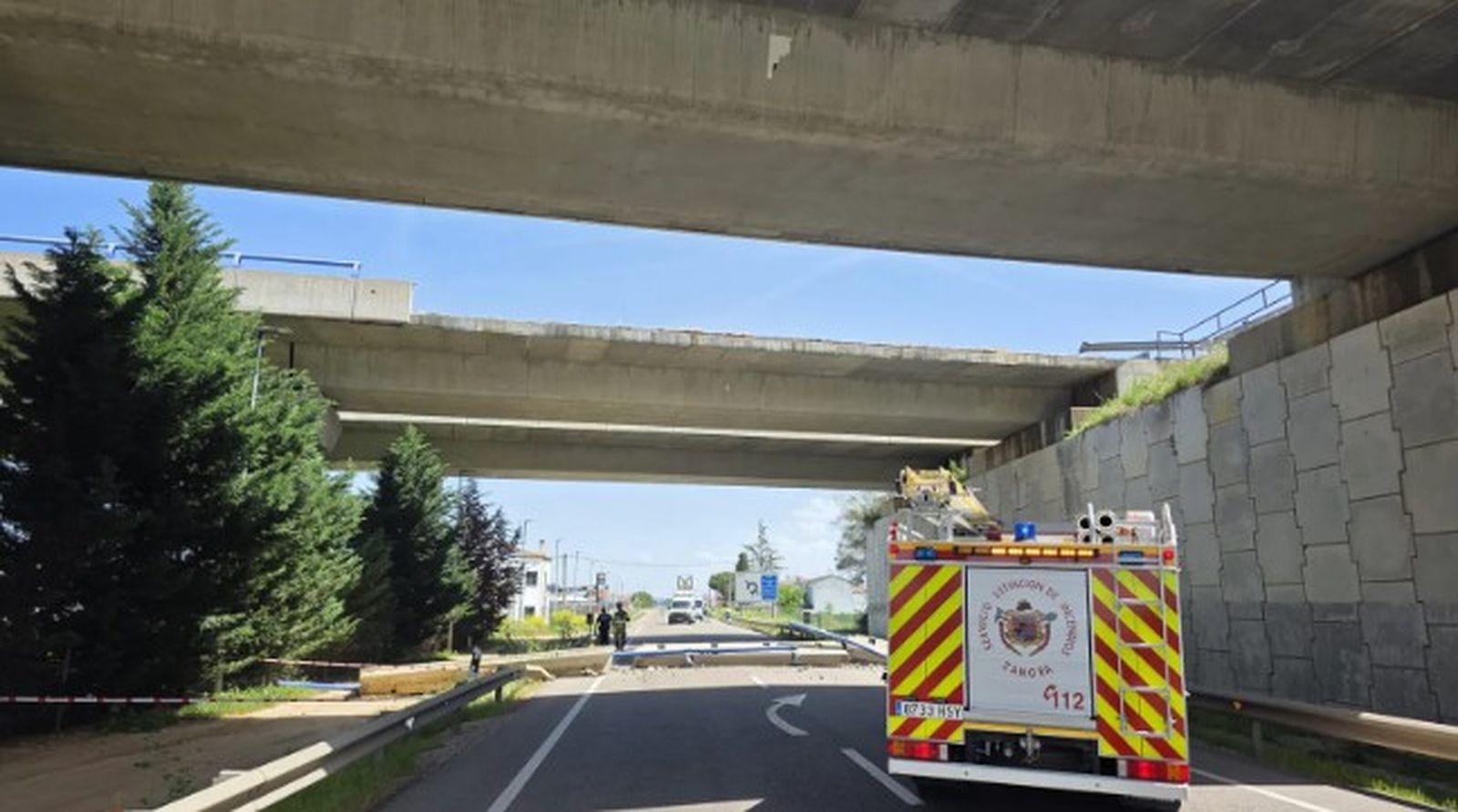 Bomberos de Zamora en el lugar del derrumbe