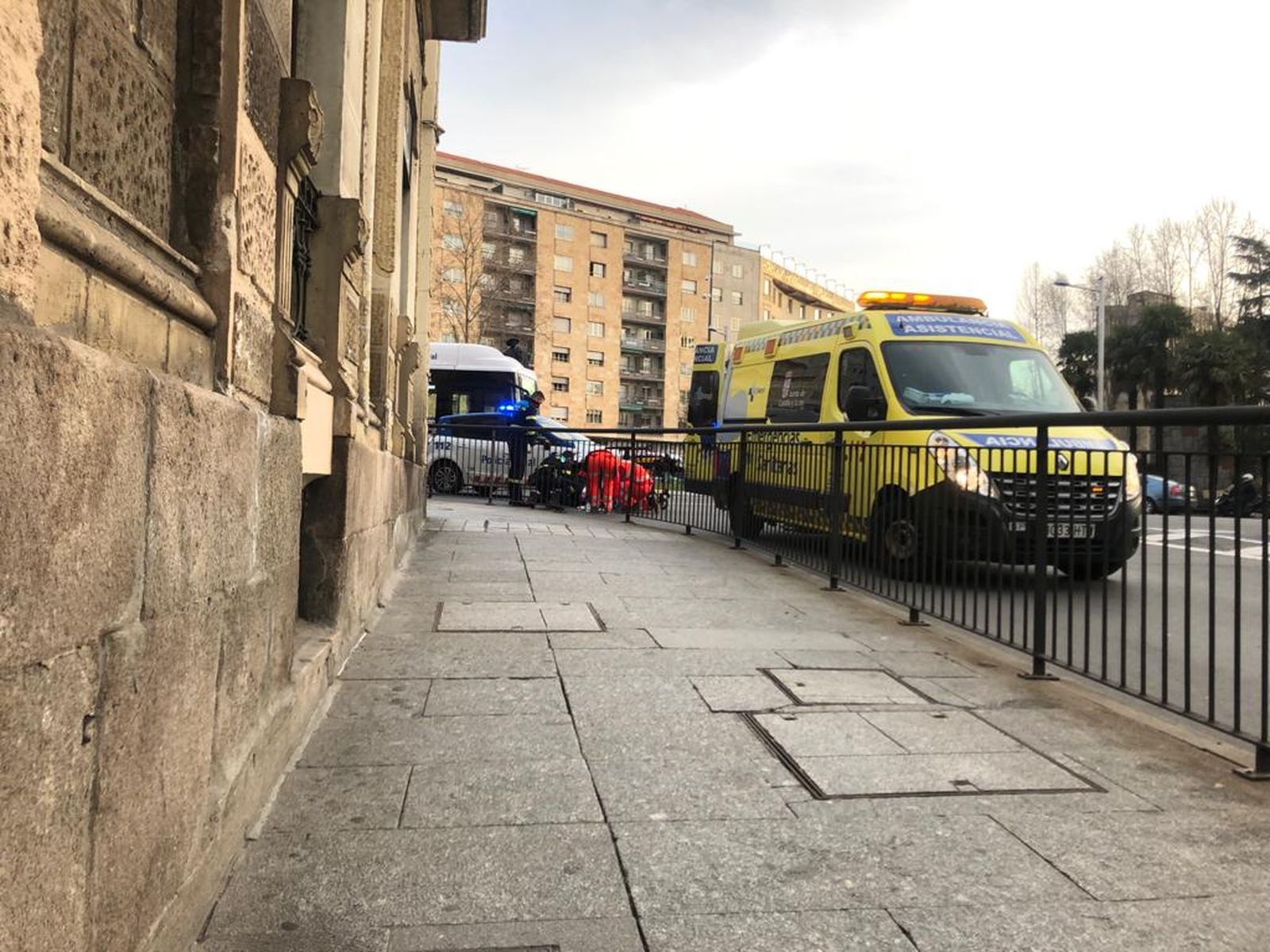 Sanitarios atienden al varón en el momento del atropello mientras la Policía Local redirige el tráfico