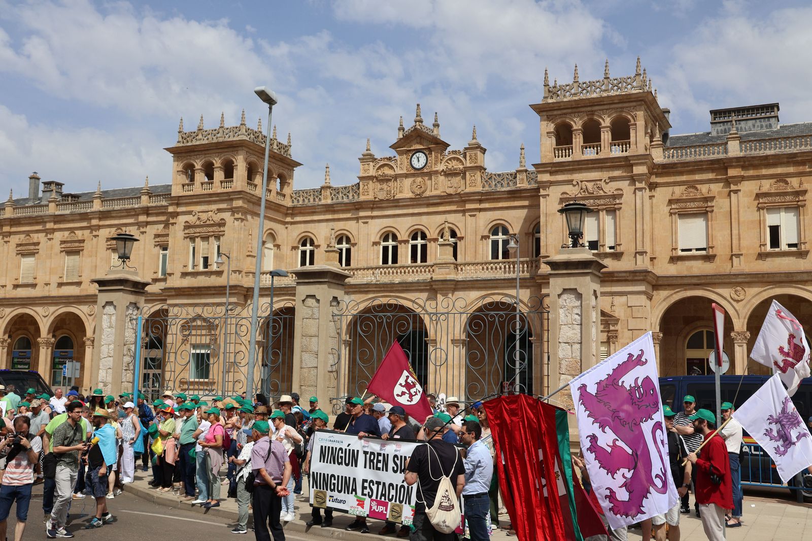 manifestacion-contra-la-perida-de-servicios-de-ave-26
