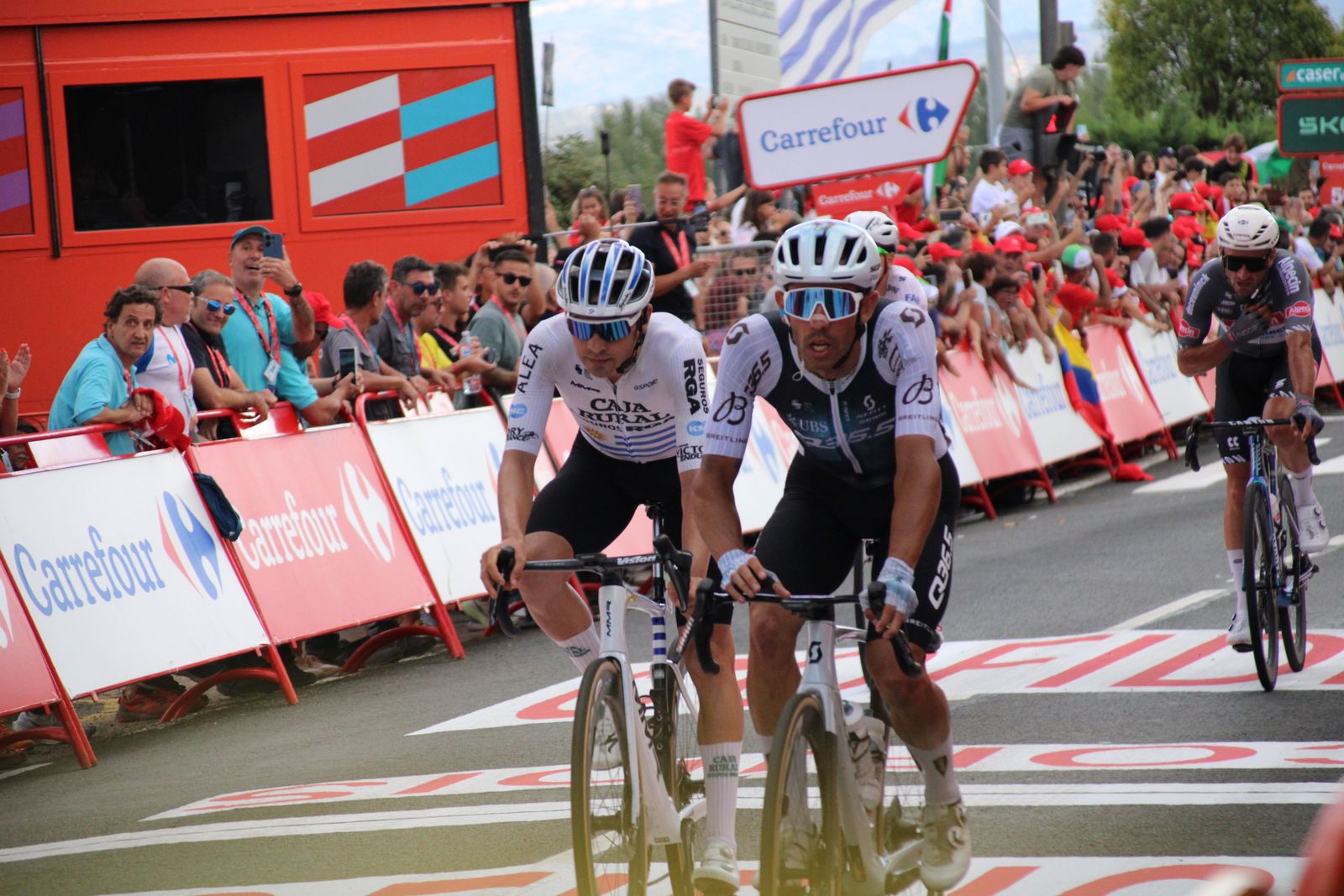 La Vuelta llega a Guijuelo y Philipsen se lleva el esprint