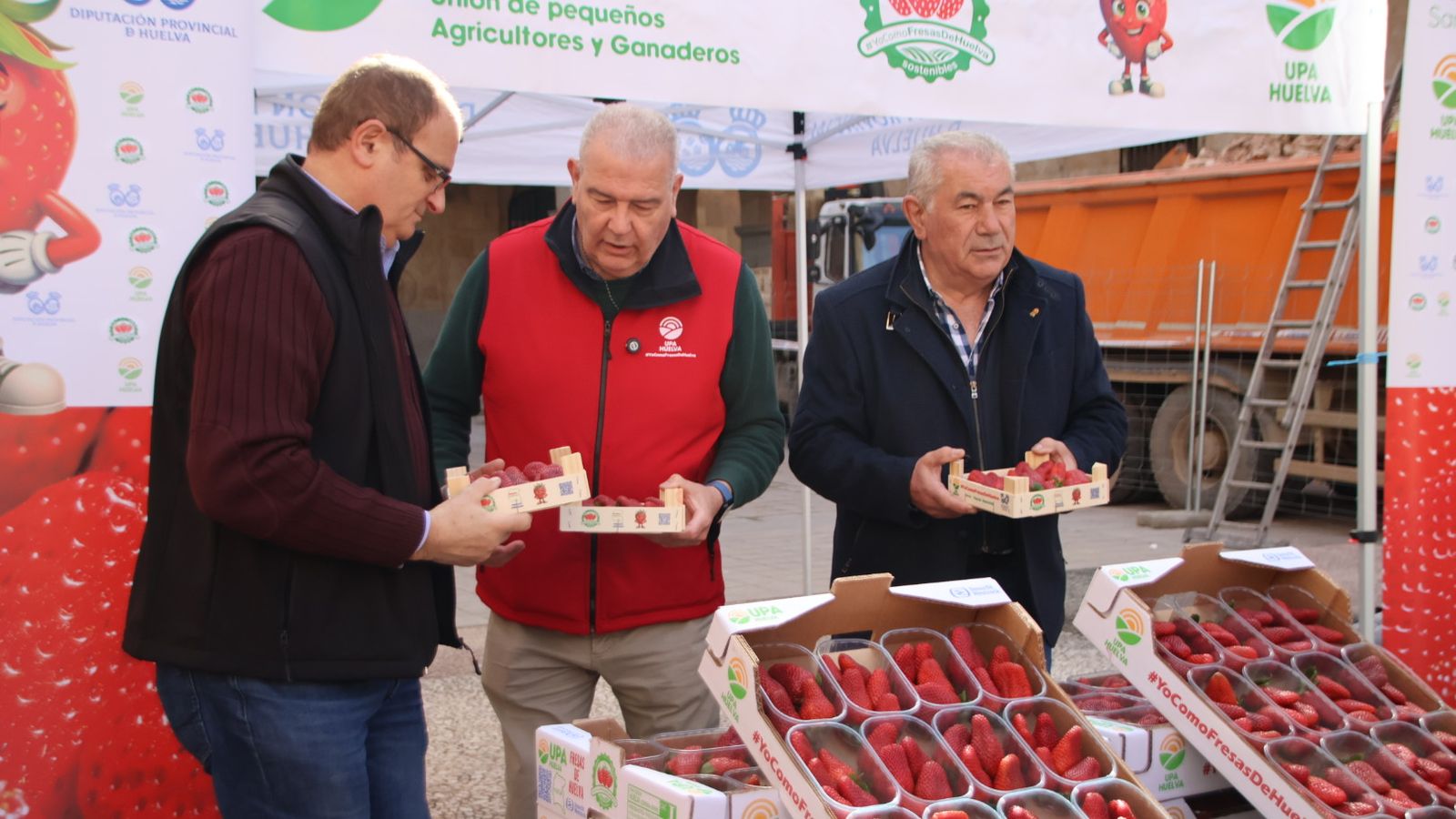 UPA Salamanca, Castilla y León y Huelva reparten más de mil tarrinas en Salamanca en apoyo a la campaña #YoComoFresasdeHuelva