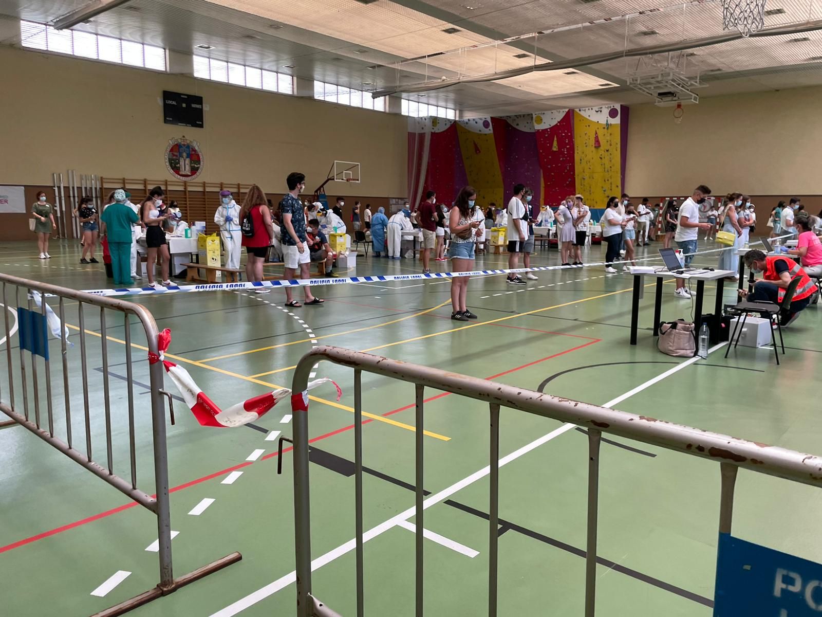 jovenes-en-el-interior-del-polideportivo