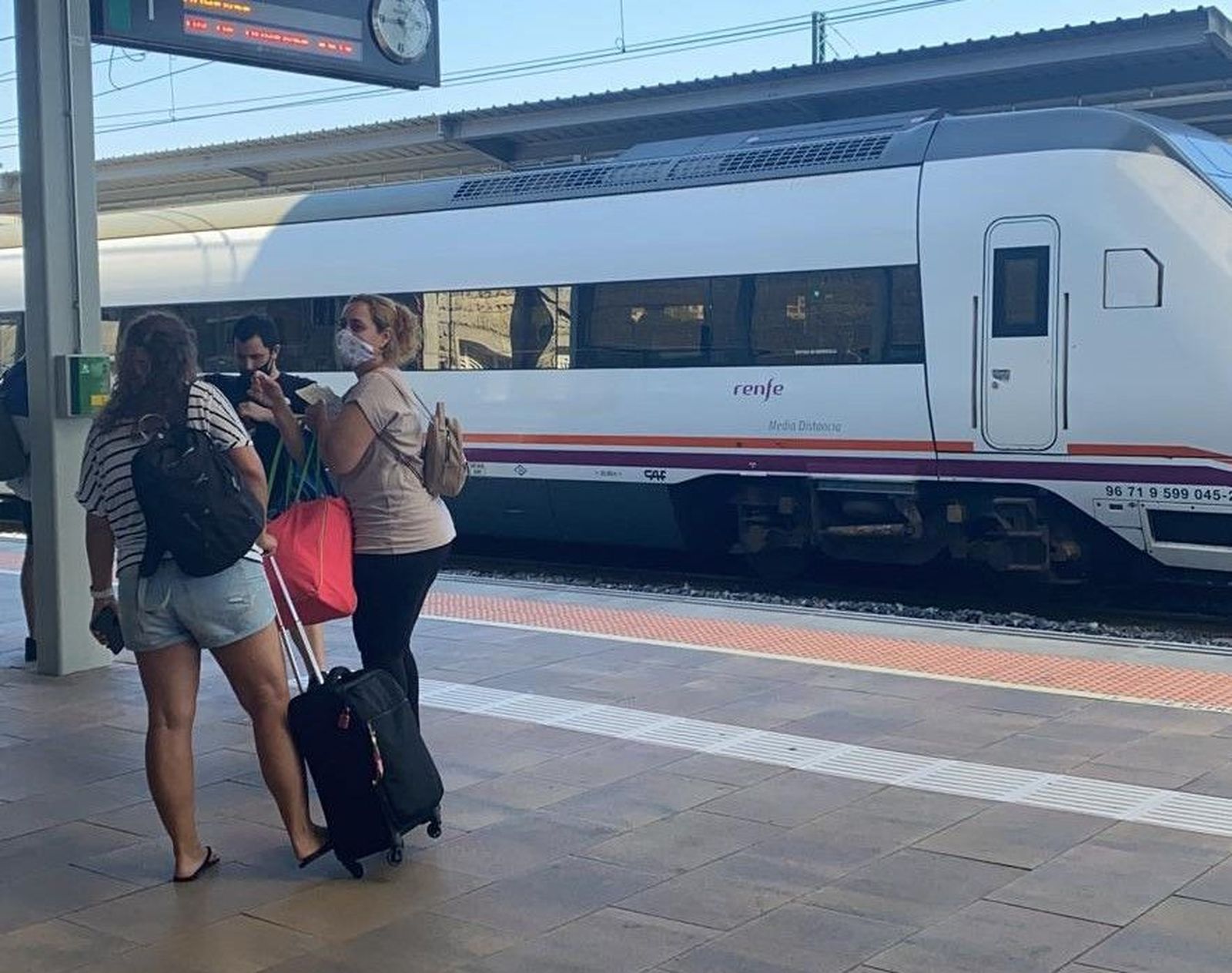 Viajeros con mascarillas en la estación de tren durante la pandemia. Archivo