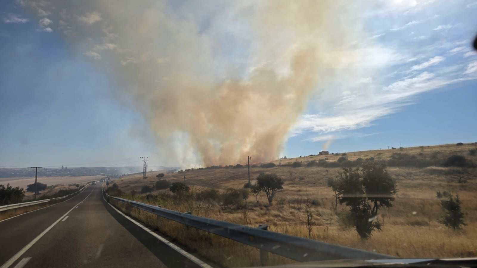 Incendio de rastrojos en la carretera de Matilla de los Caños