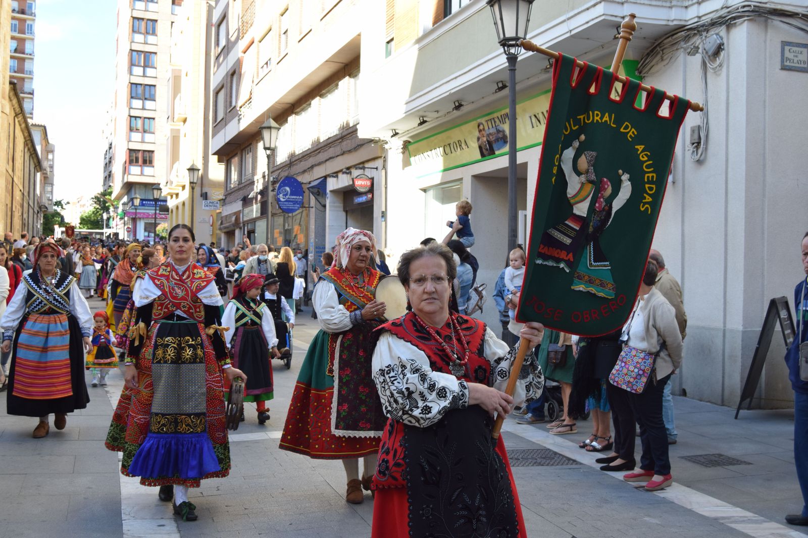 Desfile de indumentaria tradicional (24)