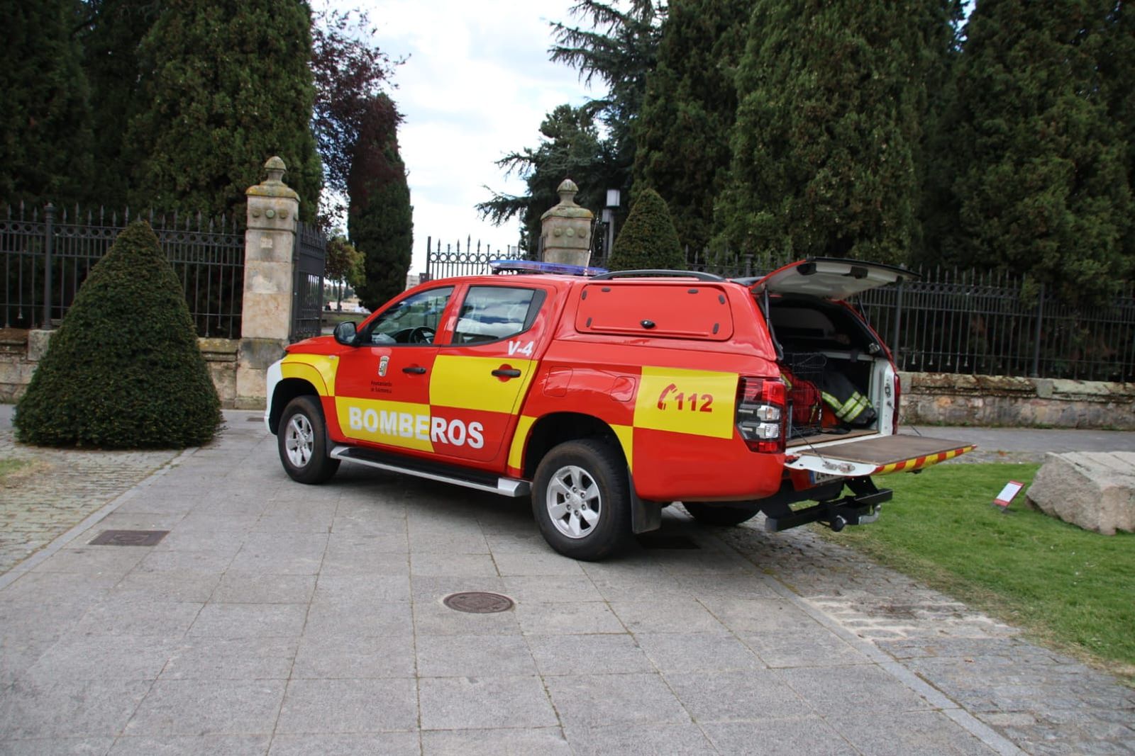 los-bomberos-acuden-a-rescatar-a-un-perro-que-habia-caido-en-el-mirador-de-la-facultad-de-ciencias-fotos-andrea-m-7