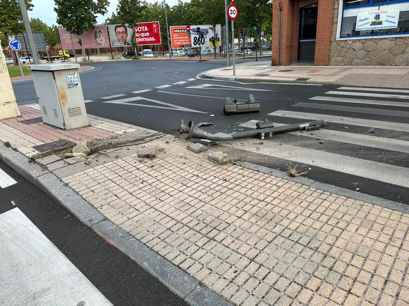 Un conductor se lleva por delante un semáforo en Puente Ladrillo y huye del lugar