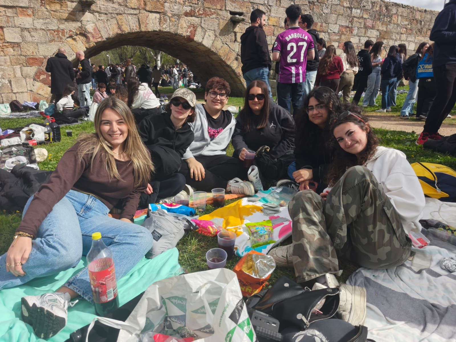 Un multitudinario Lunes de Aguas en Salamanca llena la ribera del Tormes