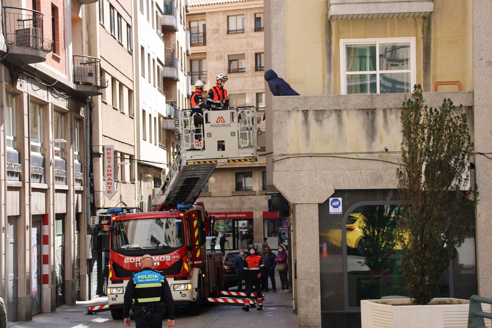 Persona encerrada balcón.