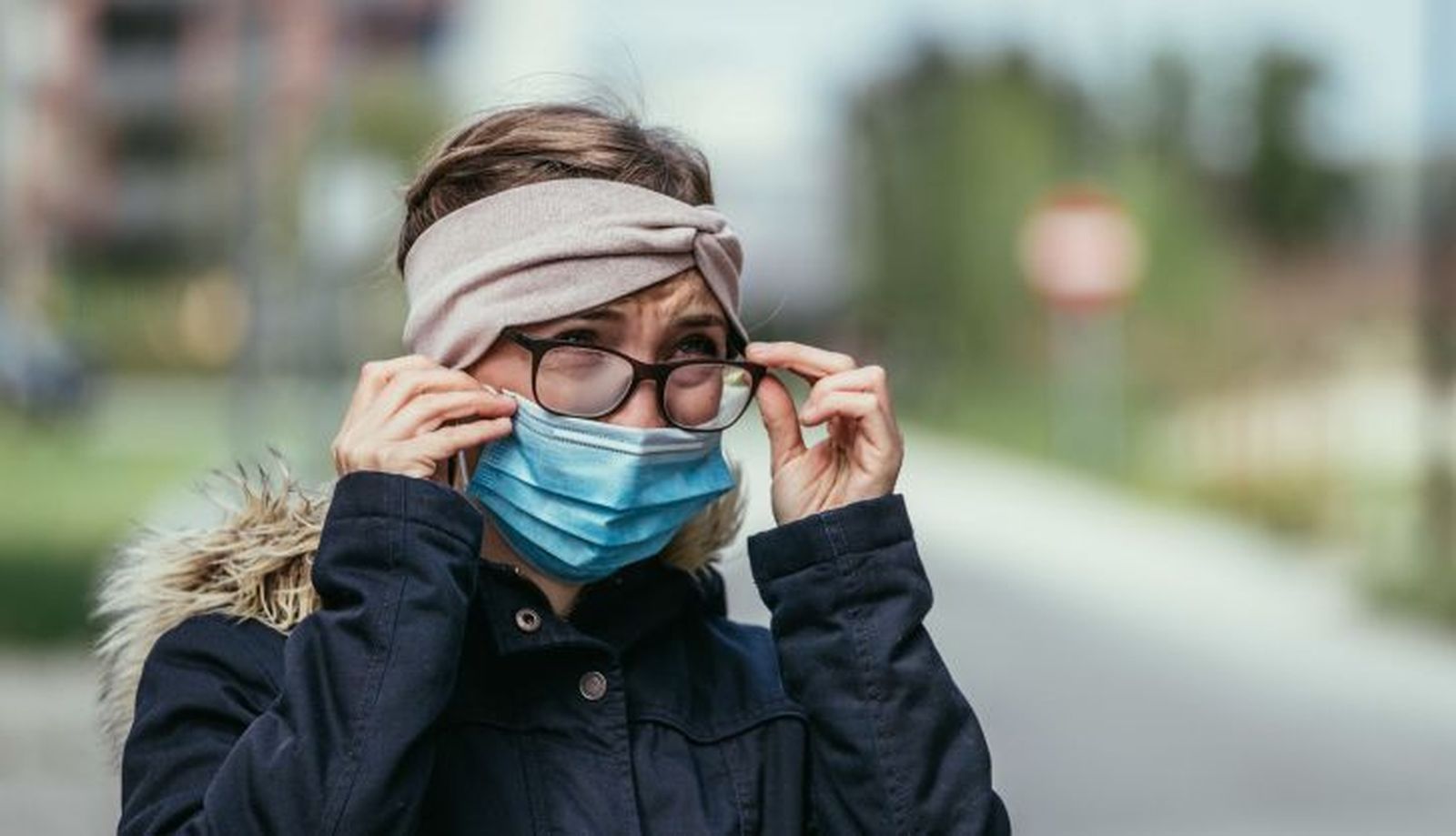 Mujer con gafas llenas de vaho 1 728x418